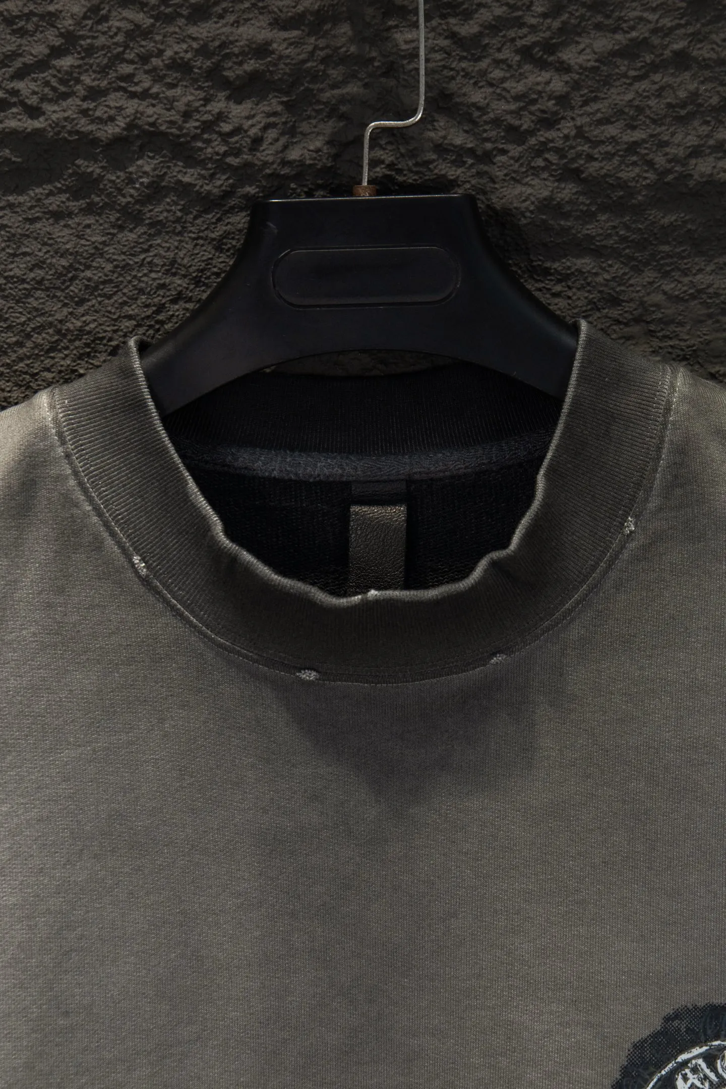 P270 🆕Chromehearts distressed and fried hooded sweatshirt. The os version is really charming. Chromehearts is also really unique. Every new season has the best version. It is very practical and can be worn casually. Nice✔️ - ⚠️100% cotton. Made of custom-dyed terry cotton sweatshirt surface, 420g double-ply double yarn, comfortable to the touch. Made from imported knitting needle carded cotton, the thickness is moderate, drapey and contoured, making the upper body comfortable! ! It is very tolerant to fat body types and can instantly lose five pounds after wearing it!  The front cuffs and back chest are made of direct-injection printing environmentally friendly glue material, using a mechanized printing process. Mechanical printing has high precision, the positioning accuracy can reach ±0.02mm, and the quality is stable.  The body is treated with frayed elements, which greatly increases the interest of the clothing; it has a unique visual effect.  Pants hem Loose closing Double-layer fabric Good closing effect Exquisite hemming Color: washed black, fried gray Size: S-M-L-XL